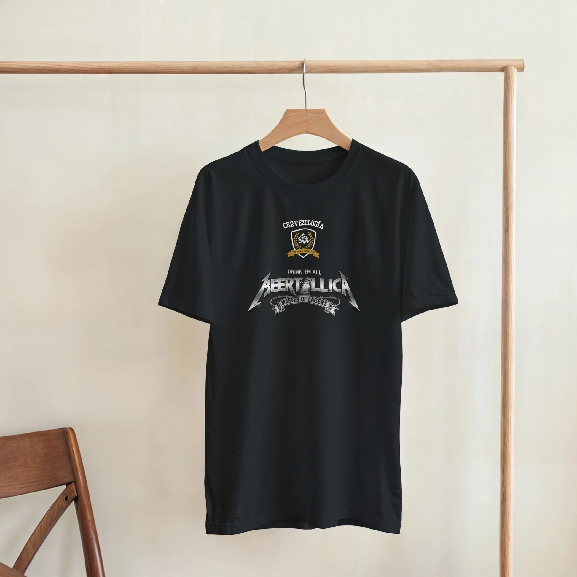 Camiseta negra con estampado Beertallica tipo emblema al centro, manga corta.