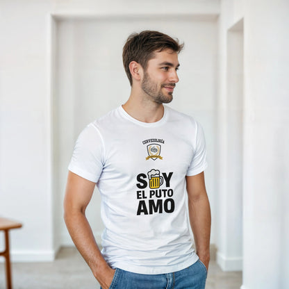 Camiseta blanca de manga corta con estampado frontal “El Puto Amo”