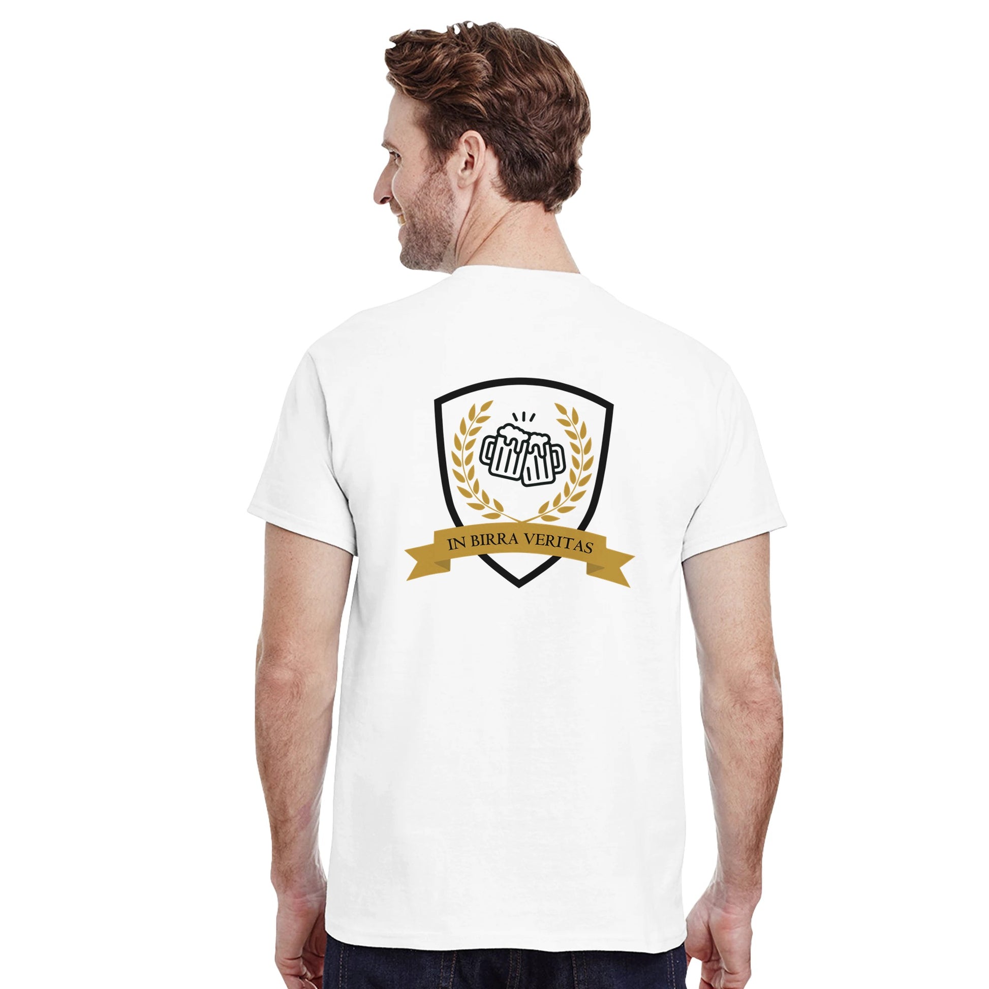 Camiseta blanca vista trasera con emblema y cinta IN BIRRA VERITAS