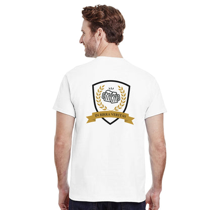 Camiseta blanca vista trasera con emblema y cinta IN BIRRA VERITAS