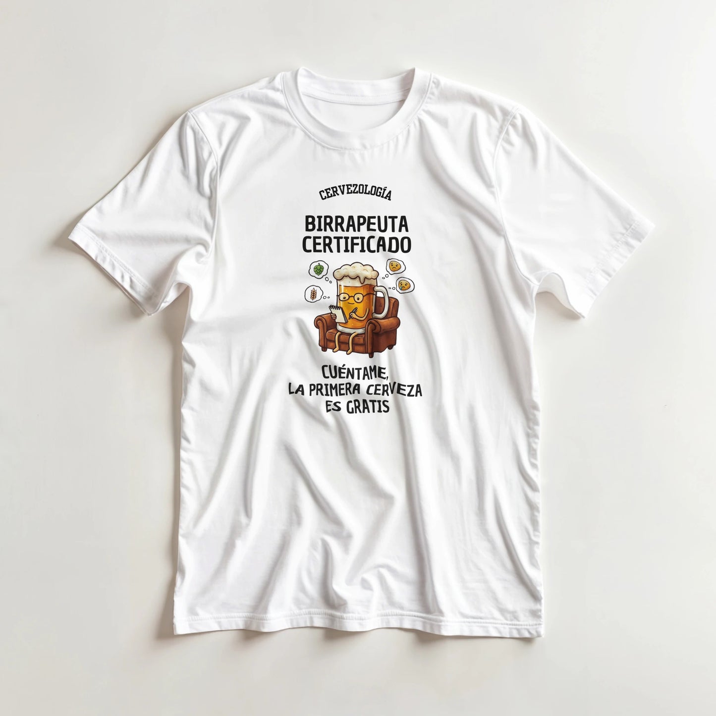 Camiseta blanca con estampado central y personaje cervecero; cuello redondo