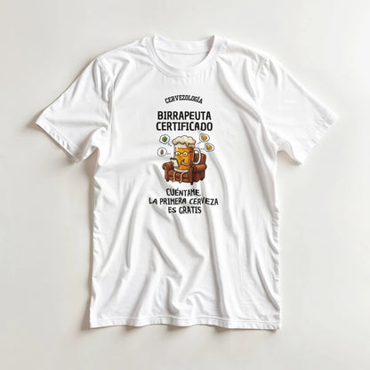 Camiseta blanca con estampado central y personaje cervecero; cuello redondo