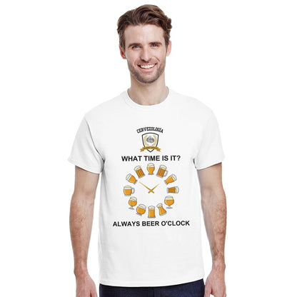 Camiseta blanca con estampado circular de cerveza y frase “WHAT TIME IS IT?”