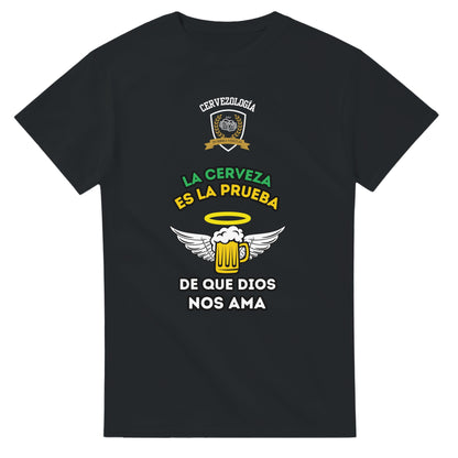 Camiseta negra con estampado frontal de taza de cerveza y alas, texto "De que Dios nos ama"