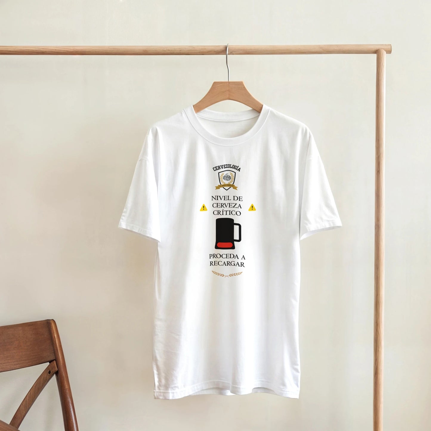 Camiseta blanca colgada en percha con estampado de vaso de cerveza