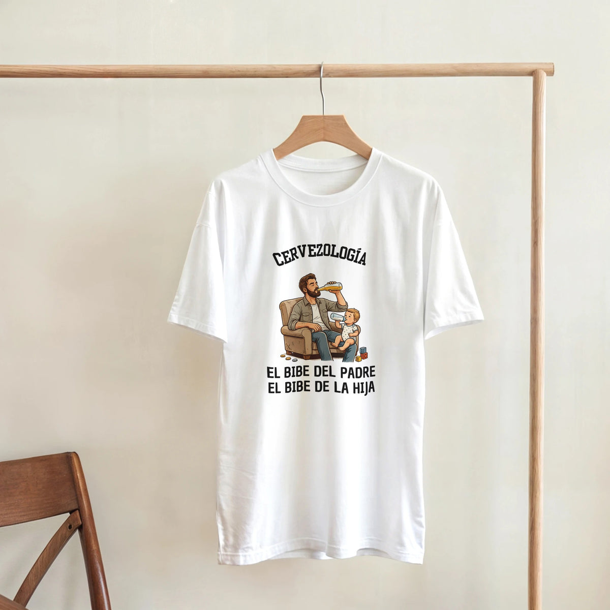 Camiseta blanca con estampado de padre y bebé sosteniendo biberón, lista para usarse