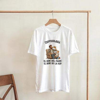Camiseta blanca con estampado de padre y bebé sosteniendo biberón, lista para usarse