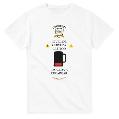 Camiseta blanca con estampado de vaso de cerveza y texto 'Proceda a recargar'