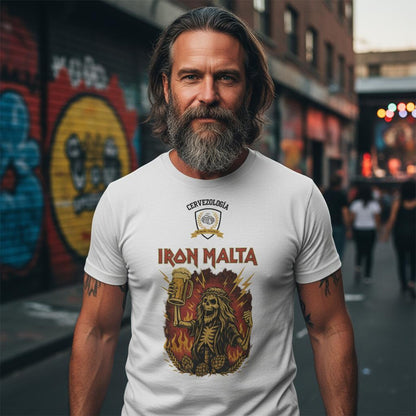 Camiseta blanca con estampado IRON MALTA y león, hombre con camiseta frontal