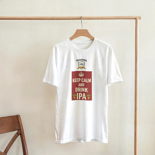 Camiseta blanca colgada, con estampa frontal “KEEP CALM AND DRINK IPA”
