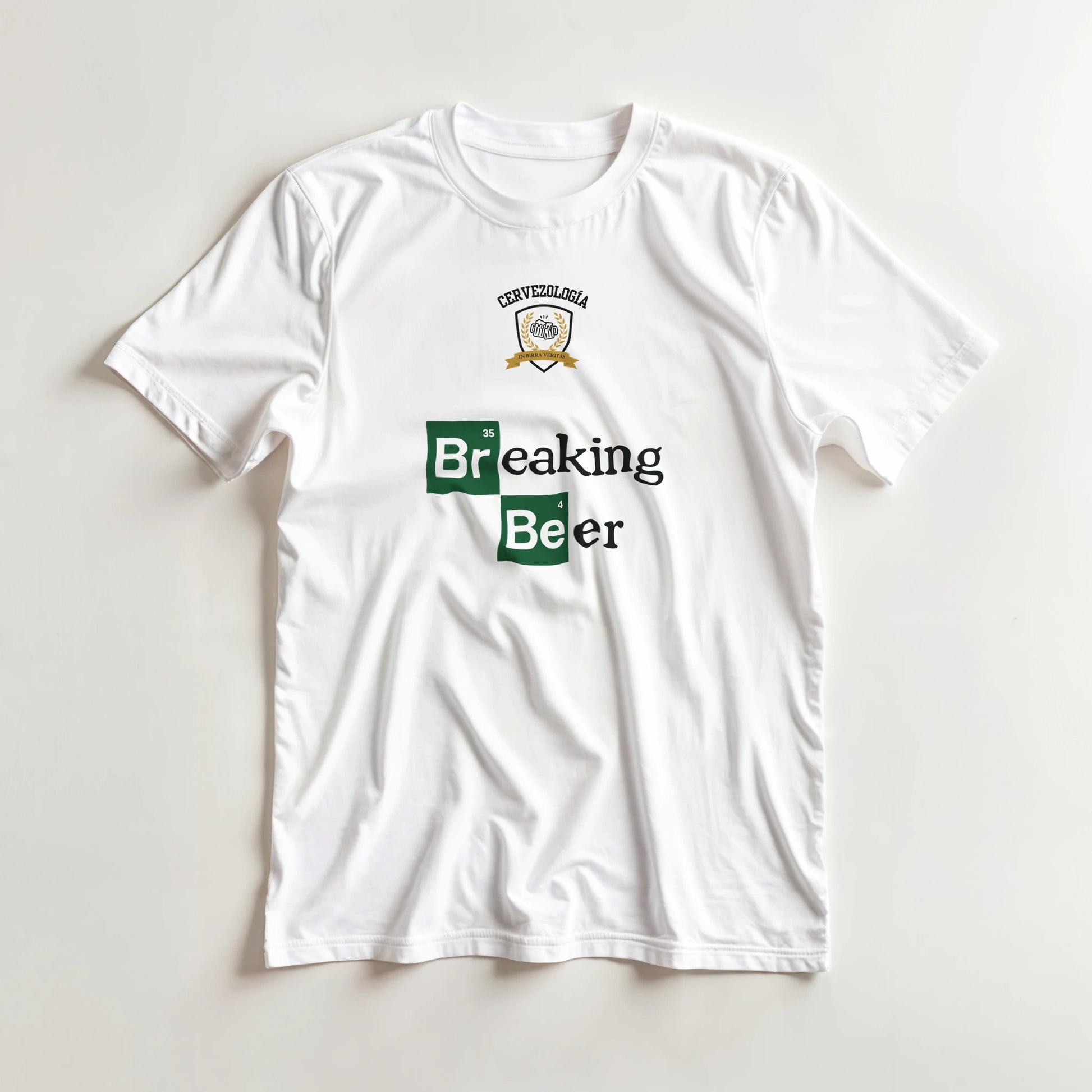 Camiseta blanca en percha con estampado «Breaking Beer» centrado