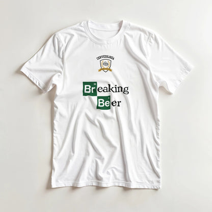 Camiseta blanca en percha con estampado «Breaking Beer» centrado