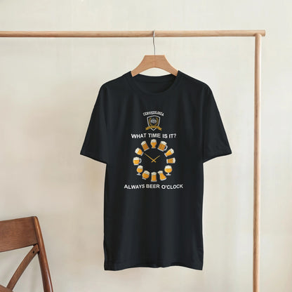 Camiseta negra colgada con estampado de cerveza al centro y frase “ALWAYS BEER O’CLOCK”