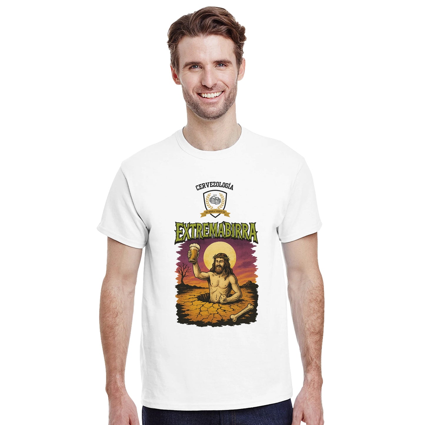 Camiseta blanca con estampado “Extremabirra” en el pecho, en un modelo sonriente