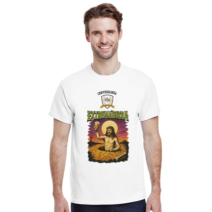 Camiseta blanca con estampado “Extremabirra” en el pecho, en un modelo sonriente
