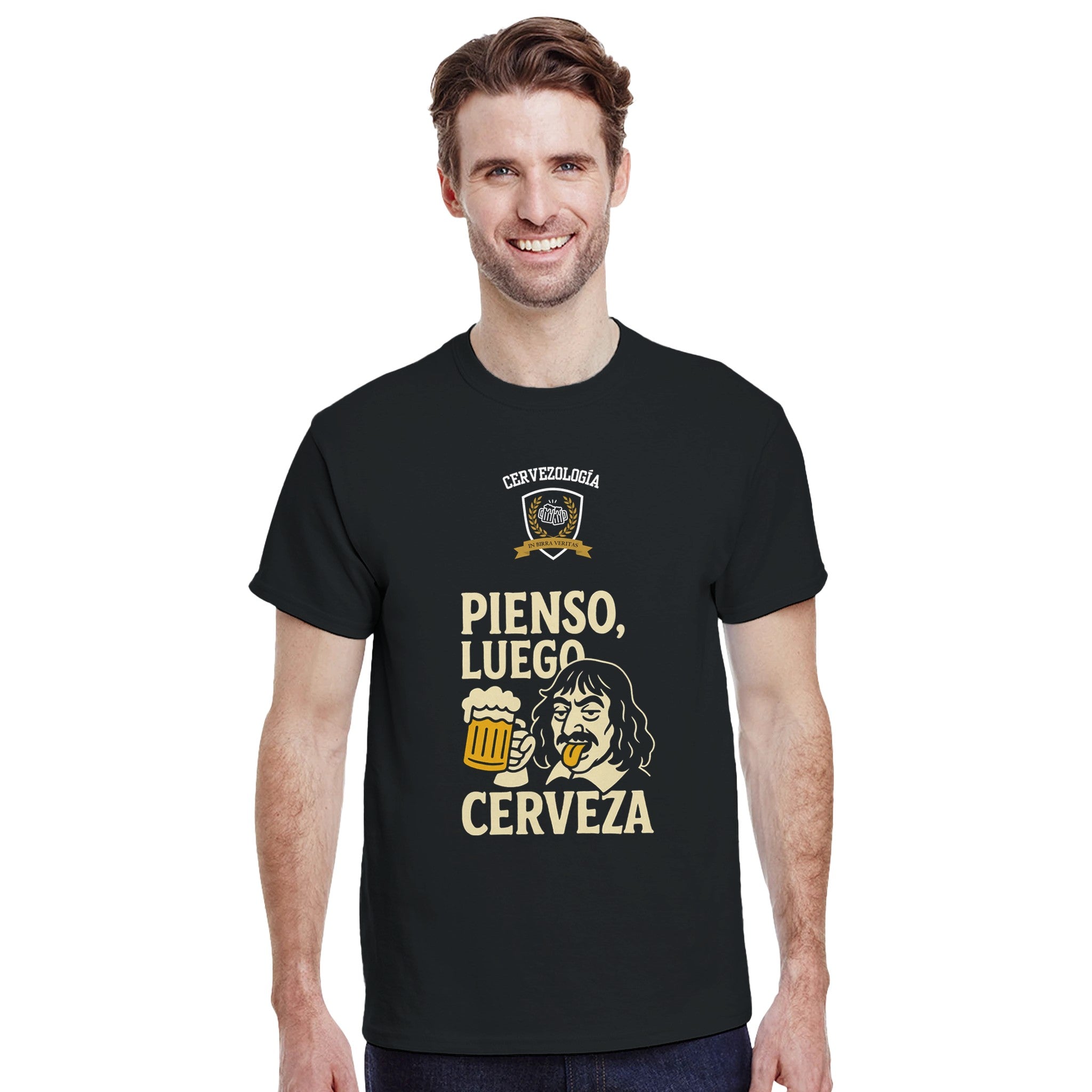 Camiseta negra de hombre con estampado dorado “PIENSO, LUEGO CERVEZA” al frente