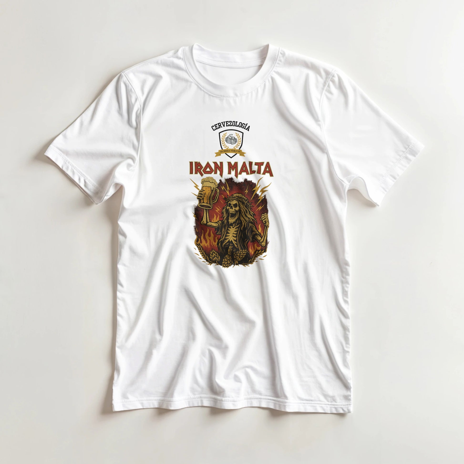 Camiseta blanca de manga corta con estampado IRON MALTA y león, cuello redondo