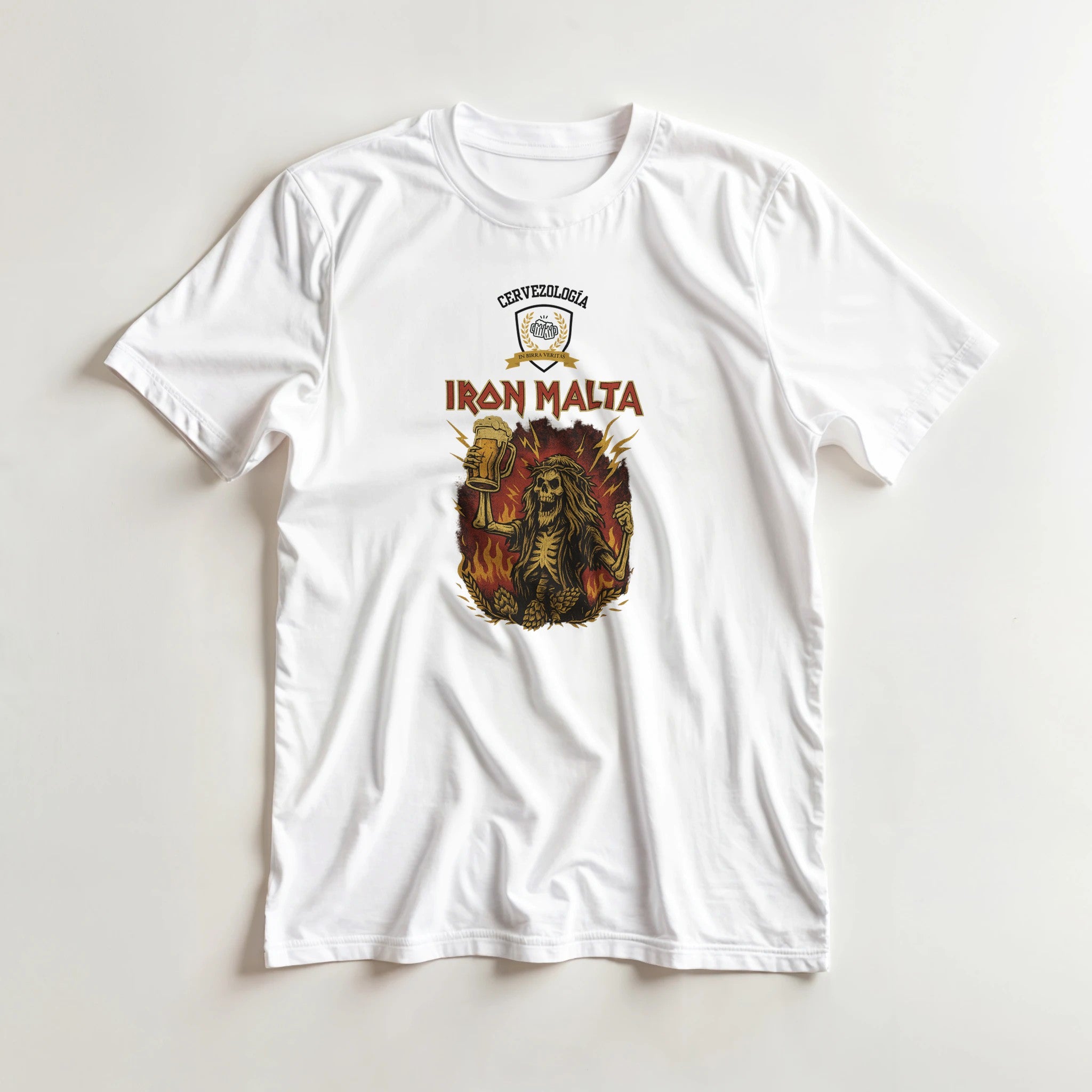 Camiseta blanca de manga corta con estampado IRON MALTA y león, cuello redondo