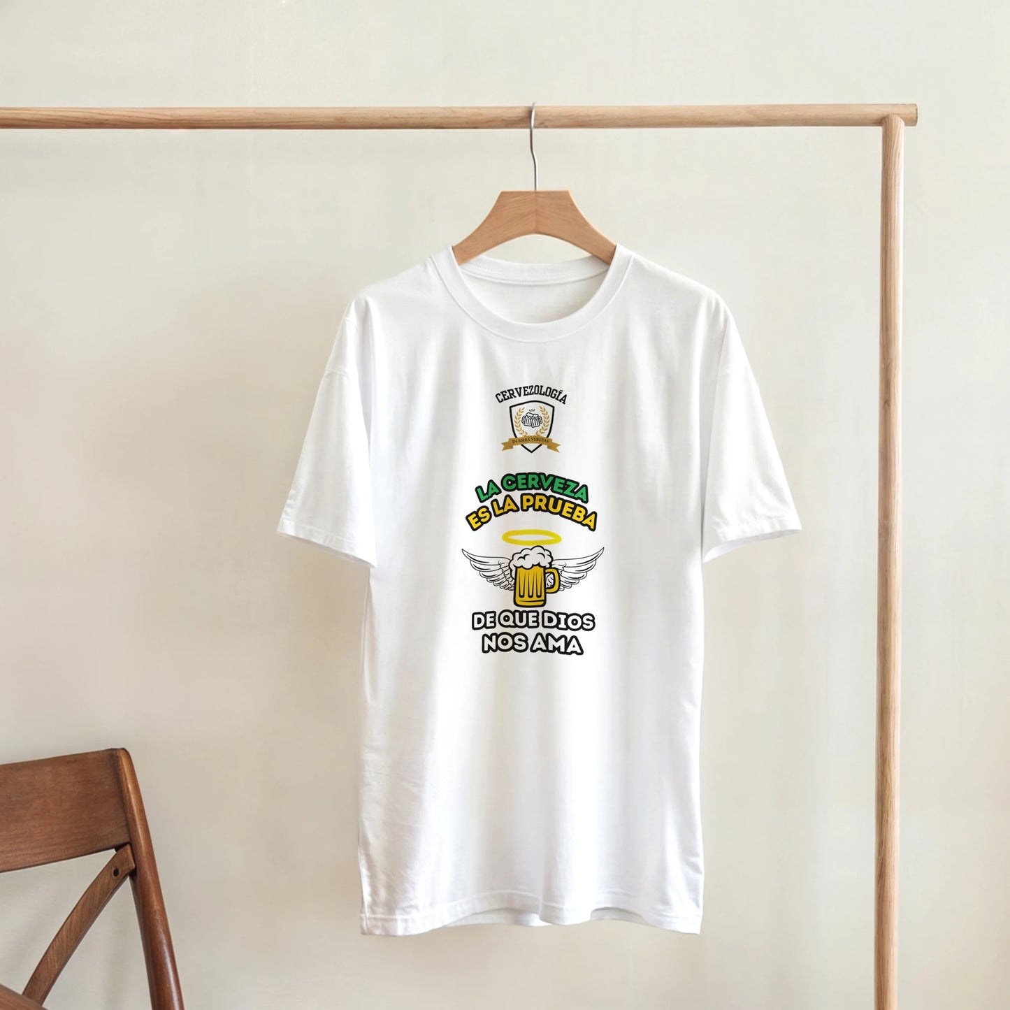 Camiseta blanca de manga corta con estampado multicolor en el pecho, en percha