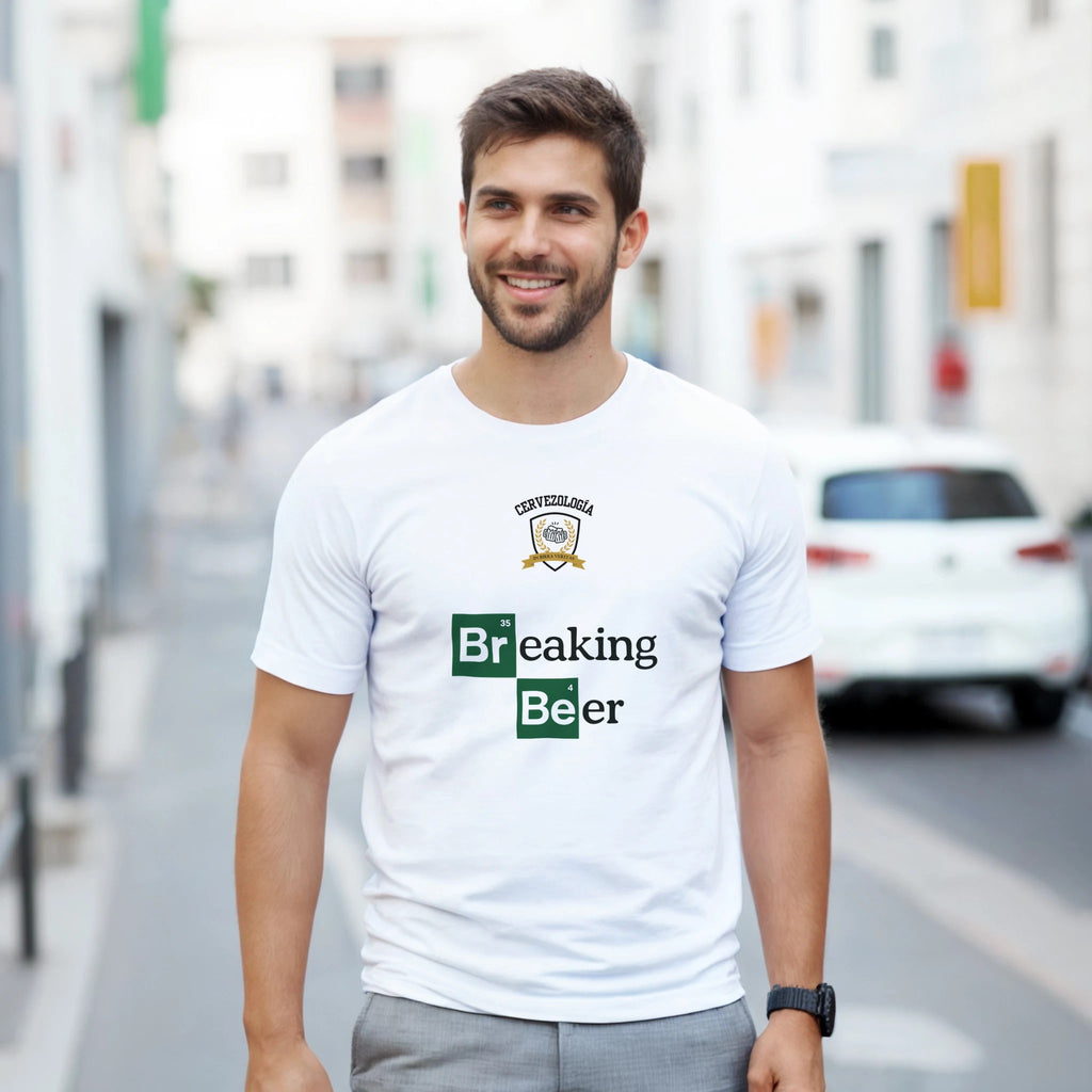 Camiseta blanca con estampado «Breaking Beer» vista de pie en exterior