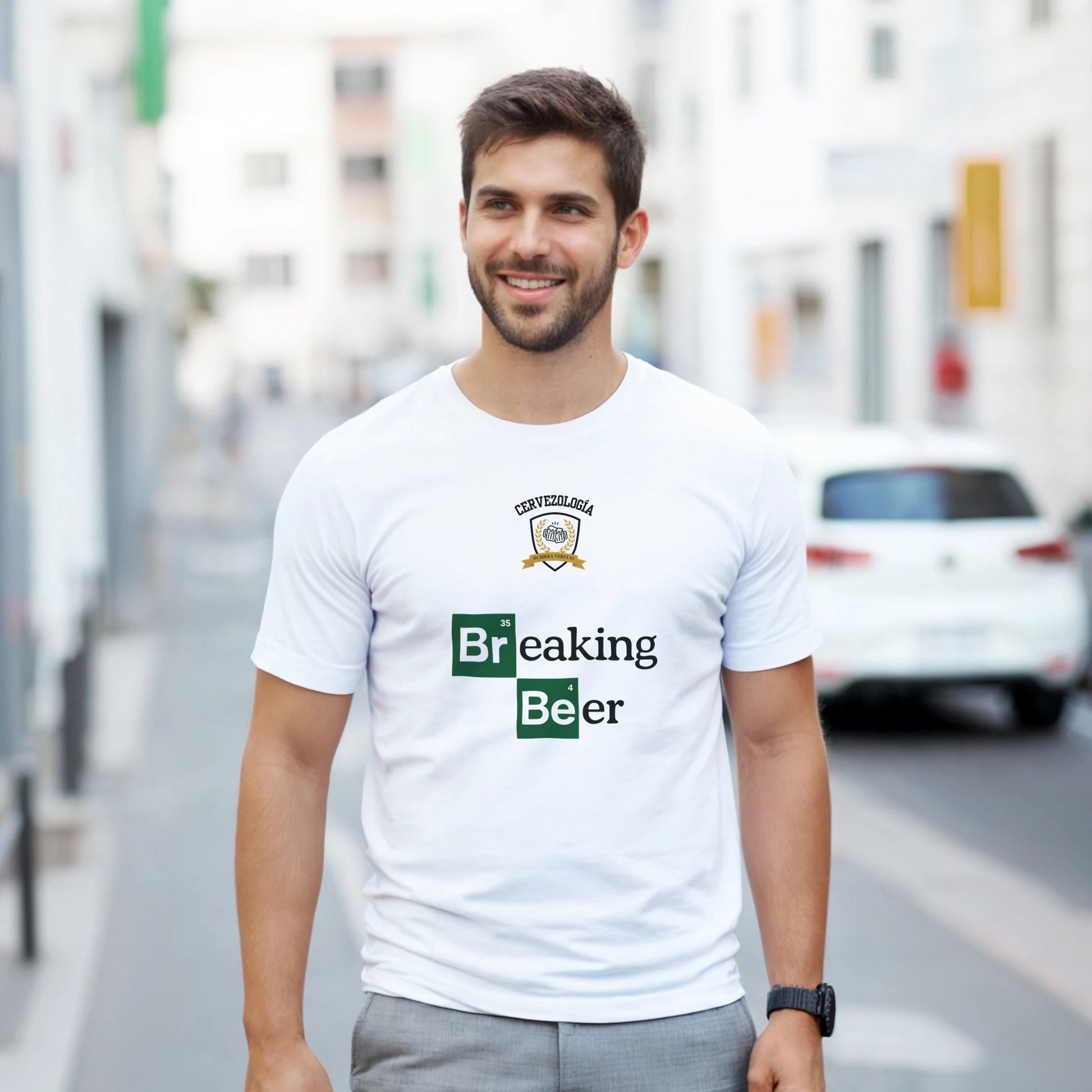 Camiseta blanca con estampado «Breaking Beer» vista de pie en exterior