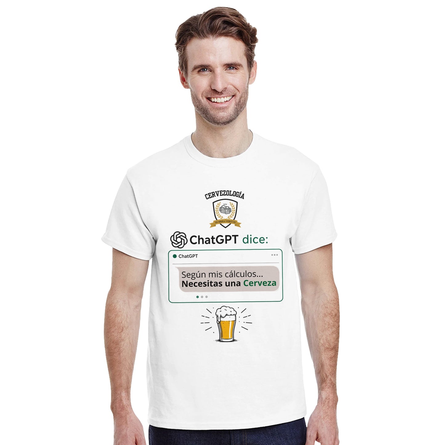 Camiseta blanca con diseño frontal de ChatGPT dice: Necesitas una Cerveza y jarra
