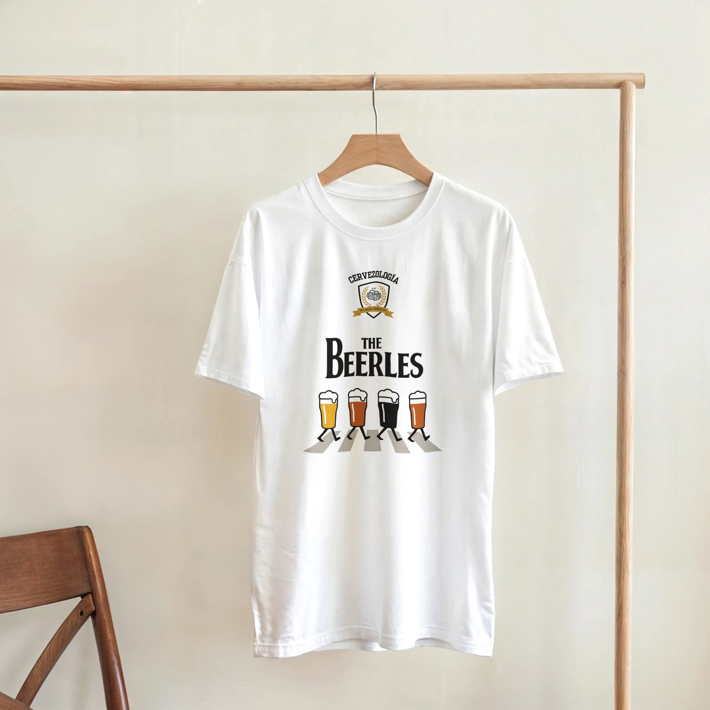 Camiseta blanca colgada con estampado “Beer & Rock” y vasos de cerveza