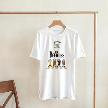Camiseta blanca colgada con estampado “Beer & Rock” y vasos de cerveza