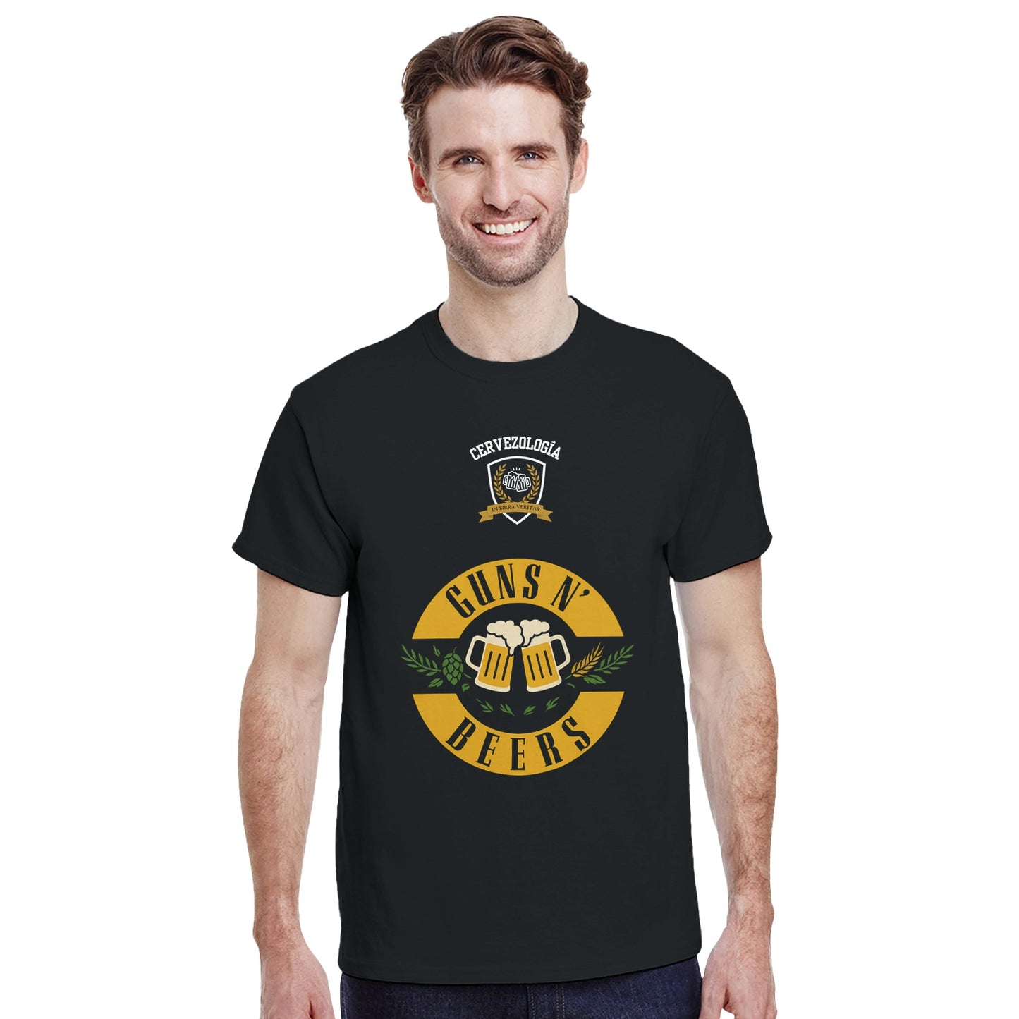 Camiseta negra con estampado “GUNS N’ BEERS” y emblema superior CERVEZOLOGIA