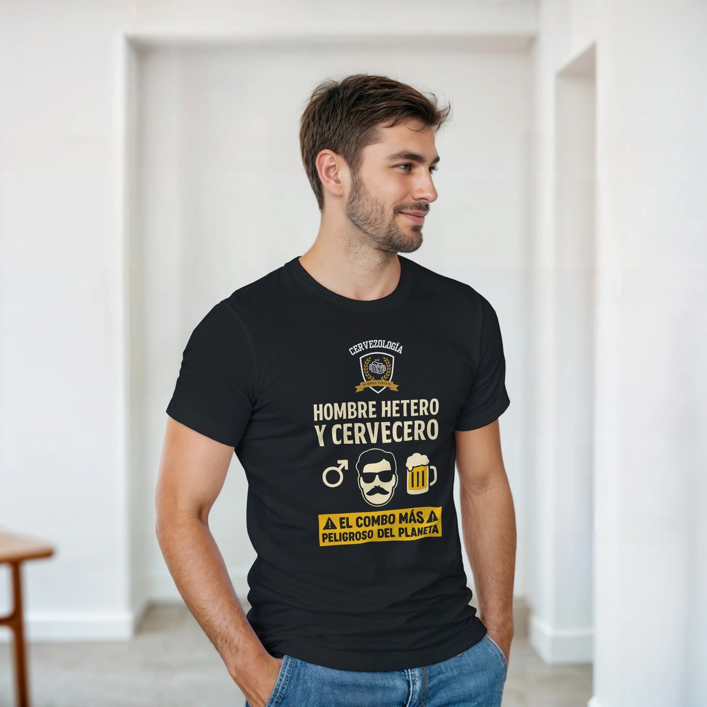 Camiseta negra de hombre con estampado en el pecho; vista lateral de manga corta