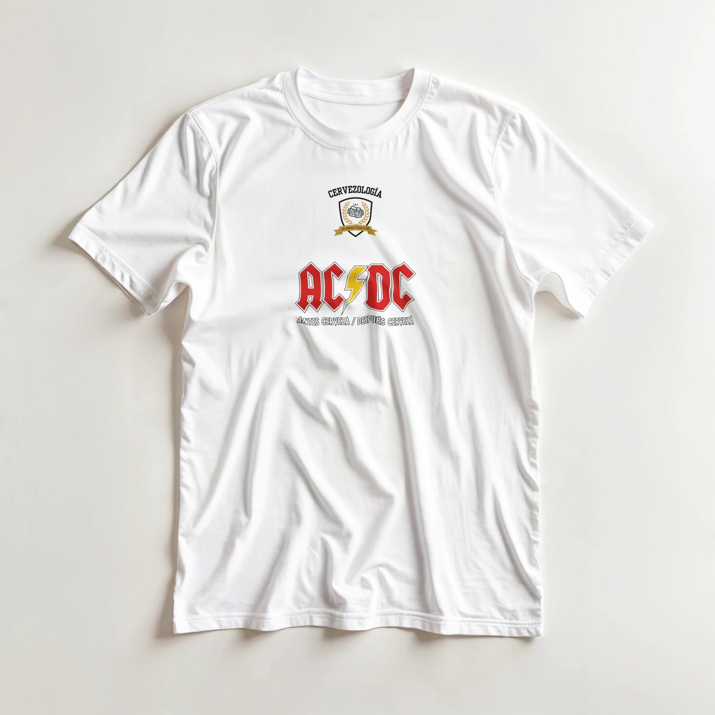 Camiseta blanca de cuello redondo con logo AC/DC rojo y dorado al centro