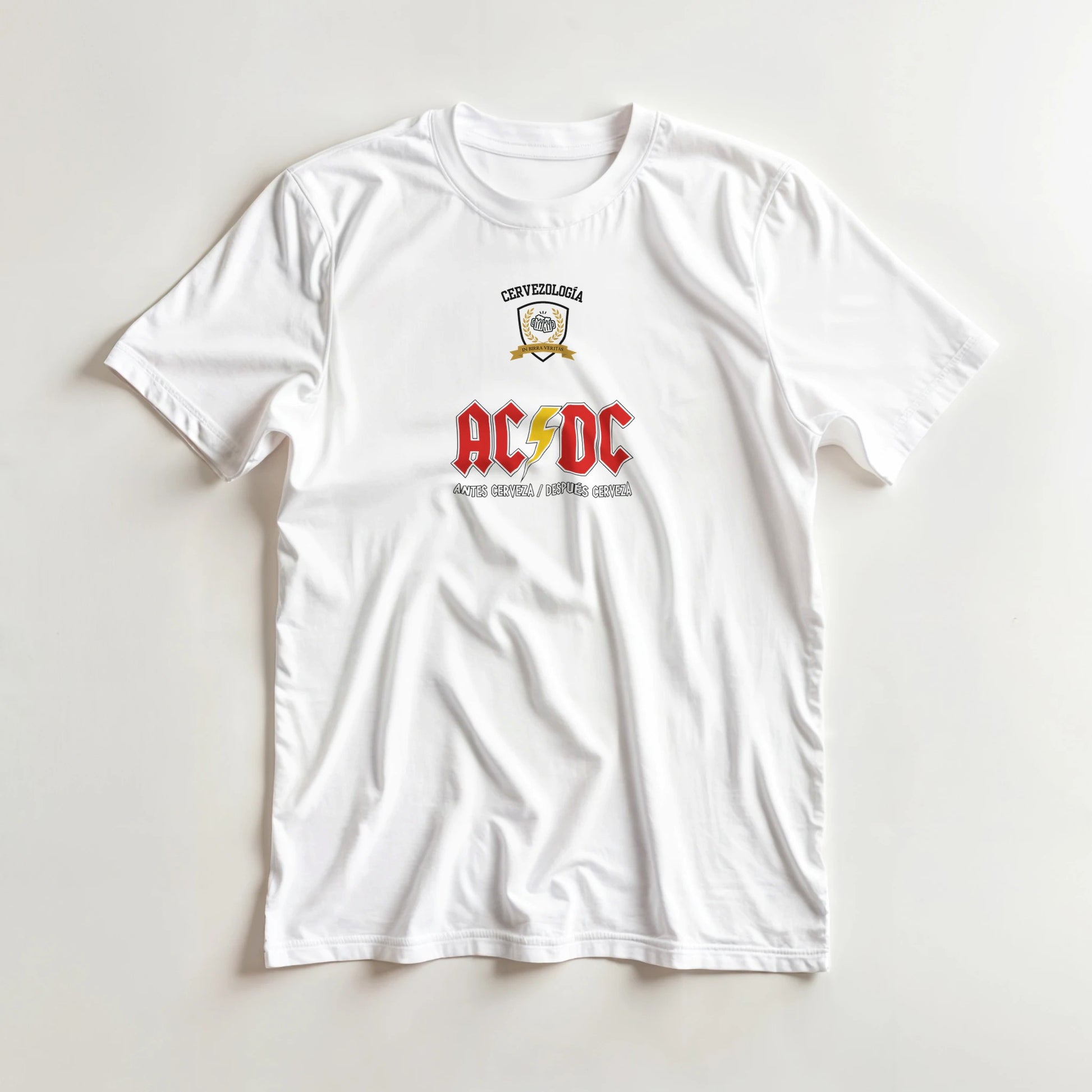 Camiseta blanca de cuello redondo con logo AC/DC rojo y dorado al centro
