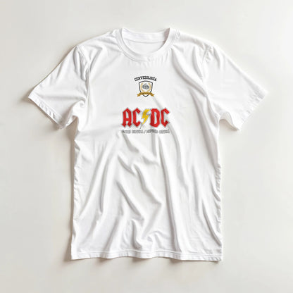 Camiseta blanca de cuello redondo con logo AC/DC rojo y dorado al centro