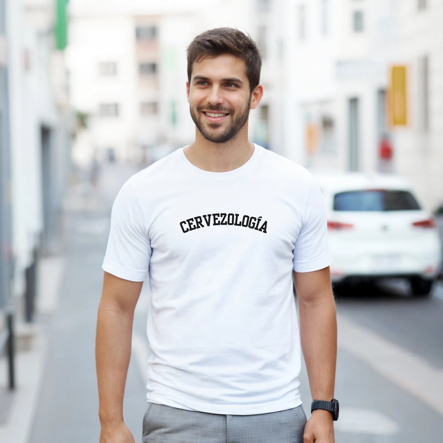 Camiseta blanca de manga corta con estampado CERVEZOLOGÍA en el frente