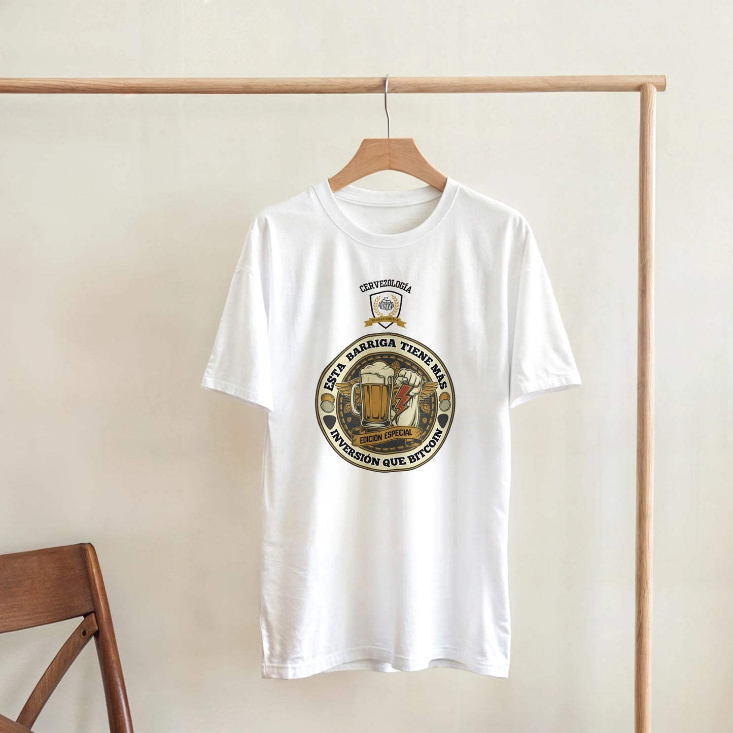 Camiseta blanca colgada con estampado circular cervecero en el centro