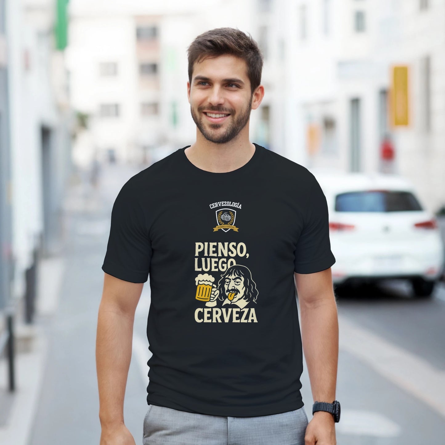 Camiseta negra con estampado dorado “PIENSO, LUEGO CERVEZA” y taza de cerveza