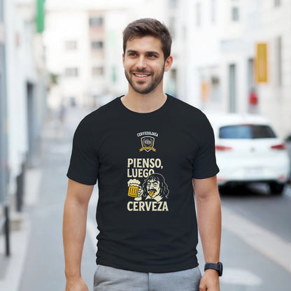Camiseta negra con estampado dorado “PIENSO, LUEGO CERVEZA” y taza de cerveza