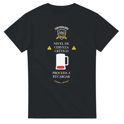 Camiseta negra con estampado de vaso de cerveza y texto 'nivel de cerveza crítico'