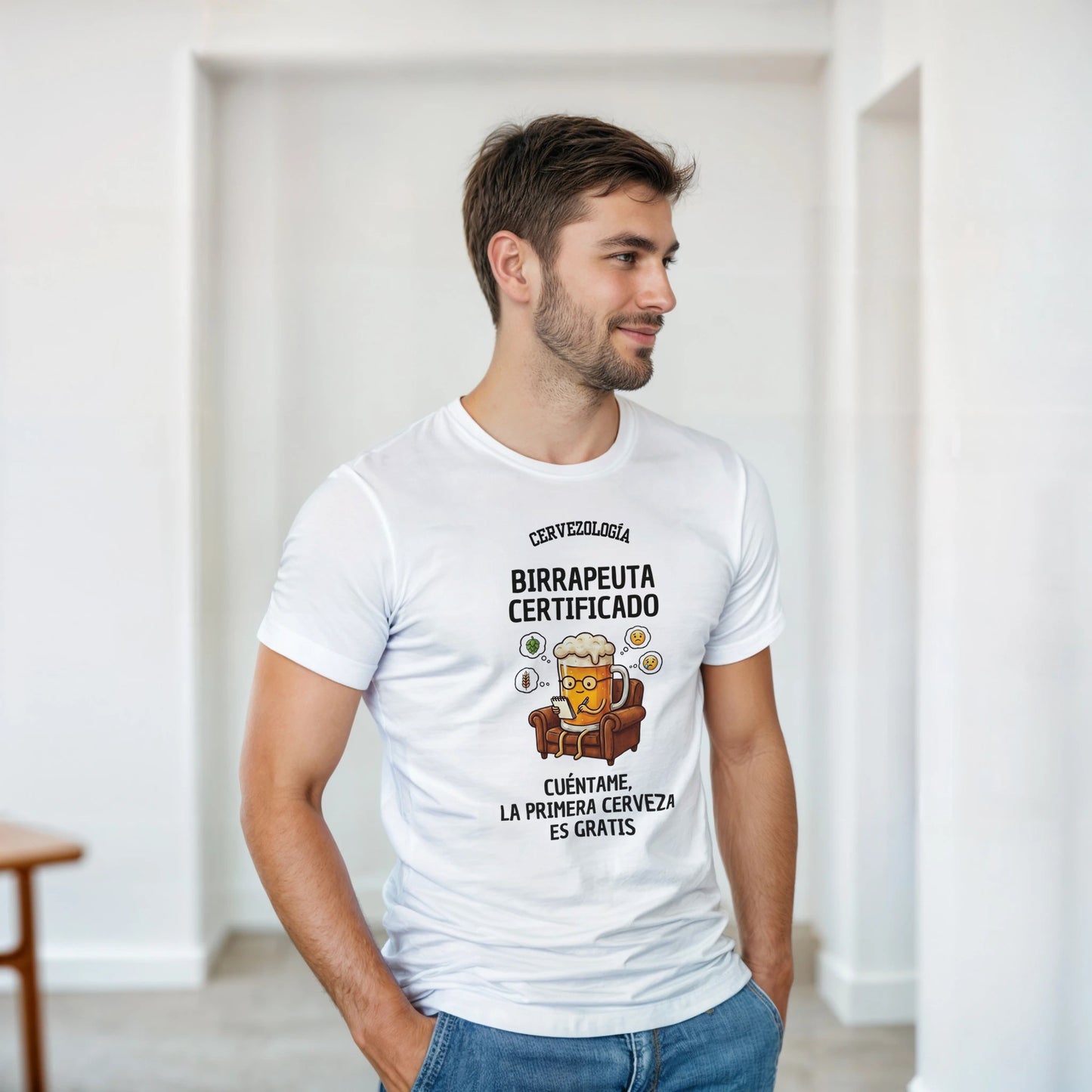 Camiseta blanca con estampado frontal “Birrapeuta Certificado” y personaje cervecero