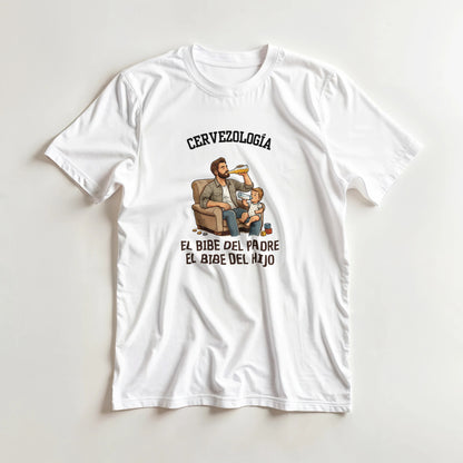Camiseta blanca extendida, estampado central de padre con bebé y biberón