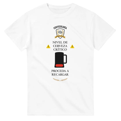 Camiseta blanca de manga corta con estampado de cerveza y advertencias amarillas.