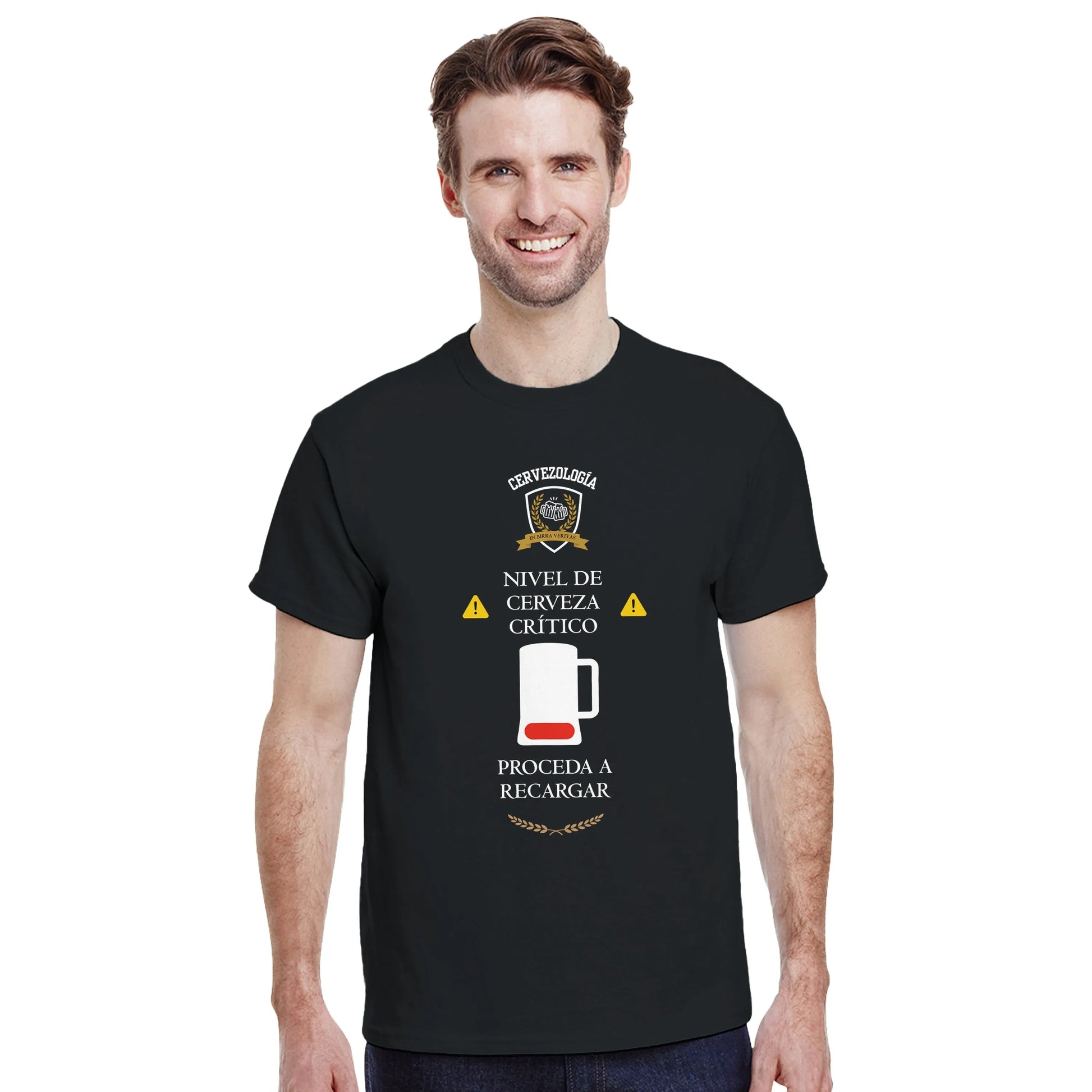 Camiseta negra de hombre con estampado central de cerveza y jarra, manga corta.