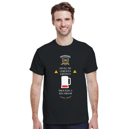 Camiseta negra de hombre con estampado central de cerveza y jarra, manga corta.
