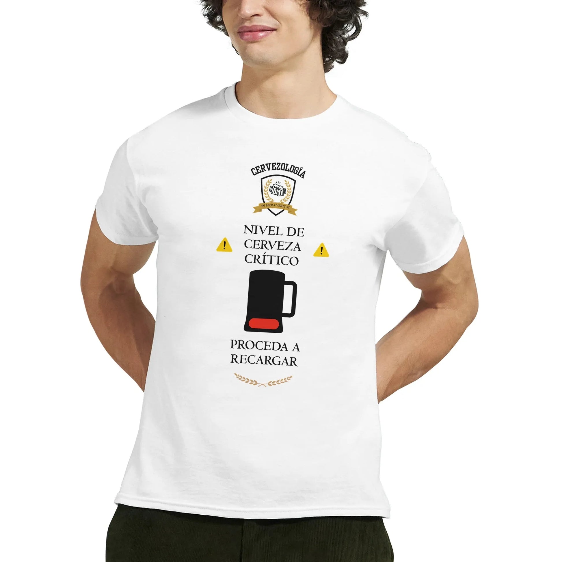 Camiseta blanca con estampado central de cerveza y jarra, vista de torso.