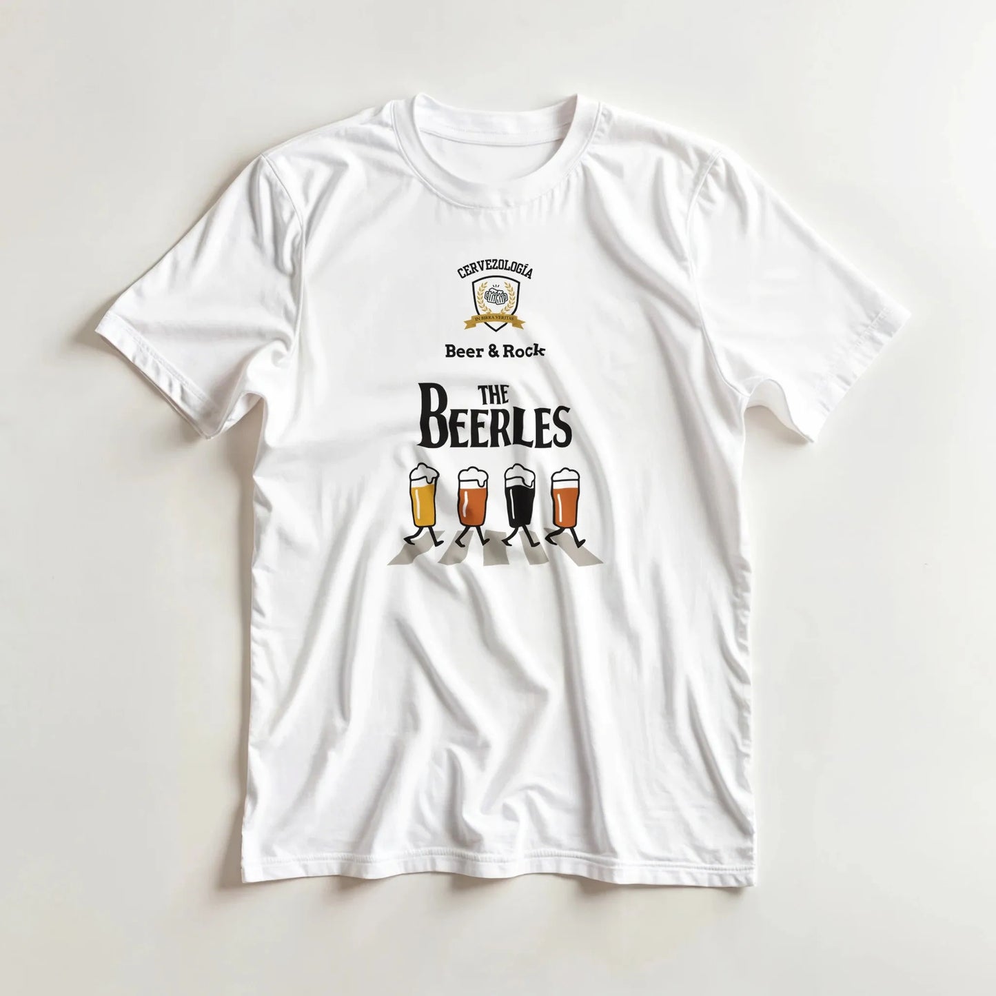 Camiseta blanca con diseño “Beer & Rock” y cuatro vasos de cerveza con colores