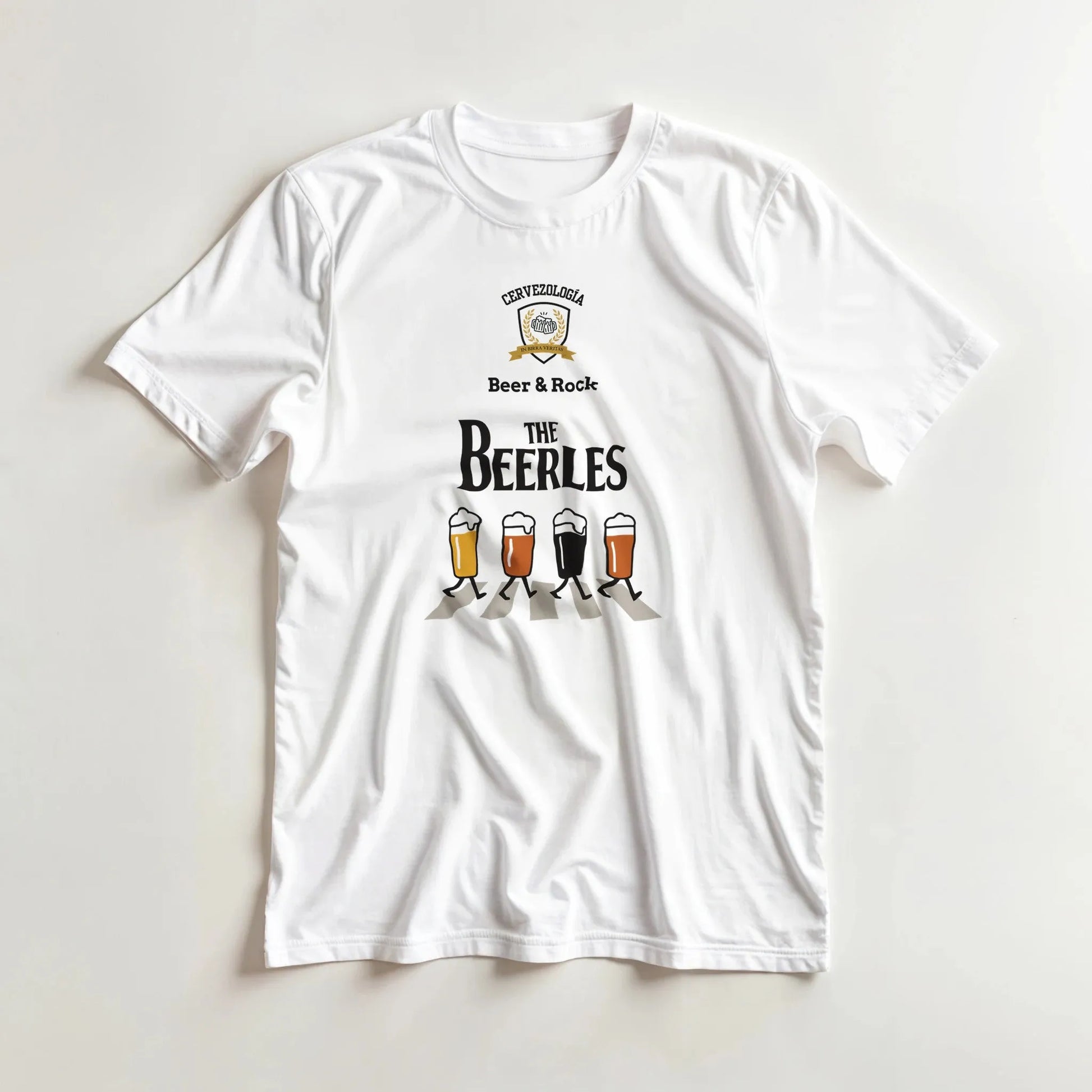 Camiseta blanca con diseño “Beer & Rock” y cuatro vasos de cerveza con colores
