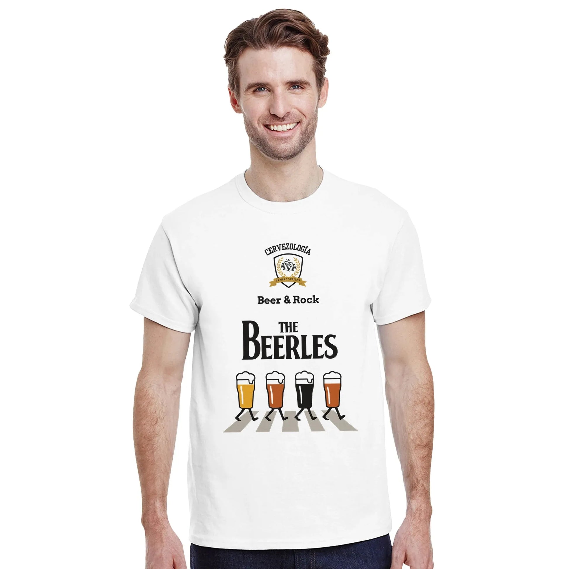 Camiseta blanca de manga corta con estampado central de “Beer & Rock”