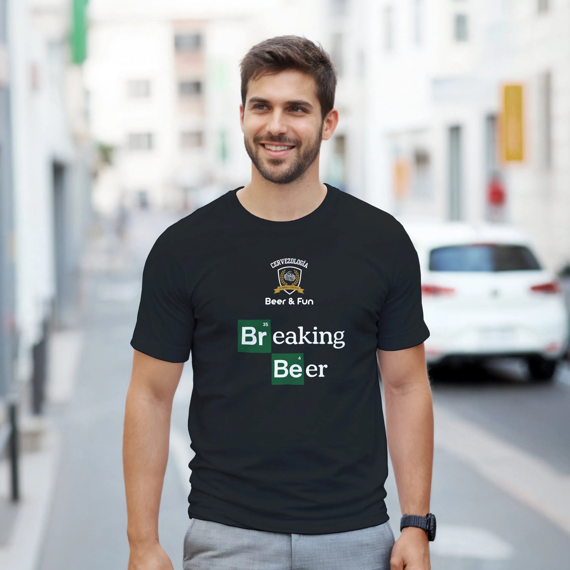 Camiseta negra puesta con estampado “Breaking Beer” en verde, vista frontal