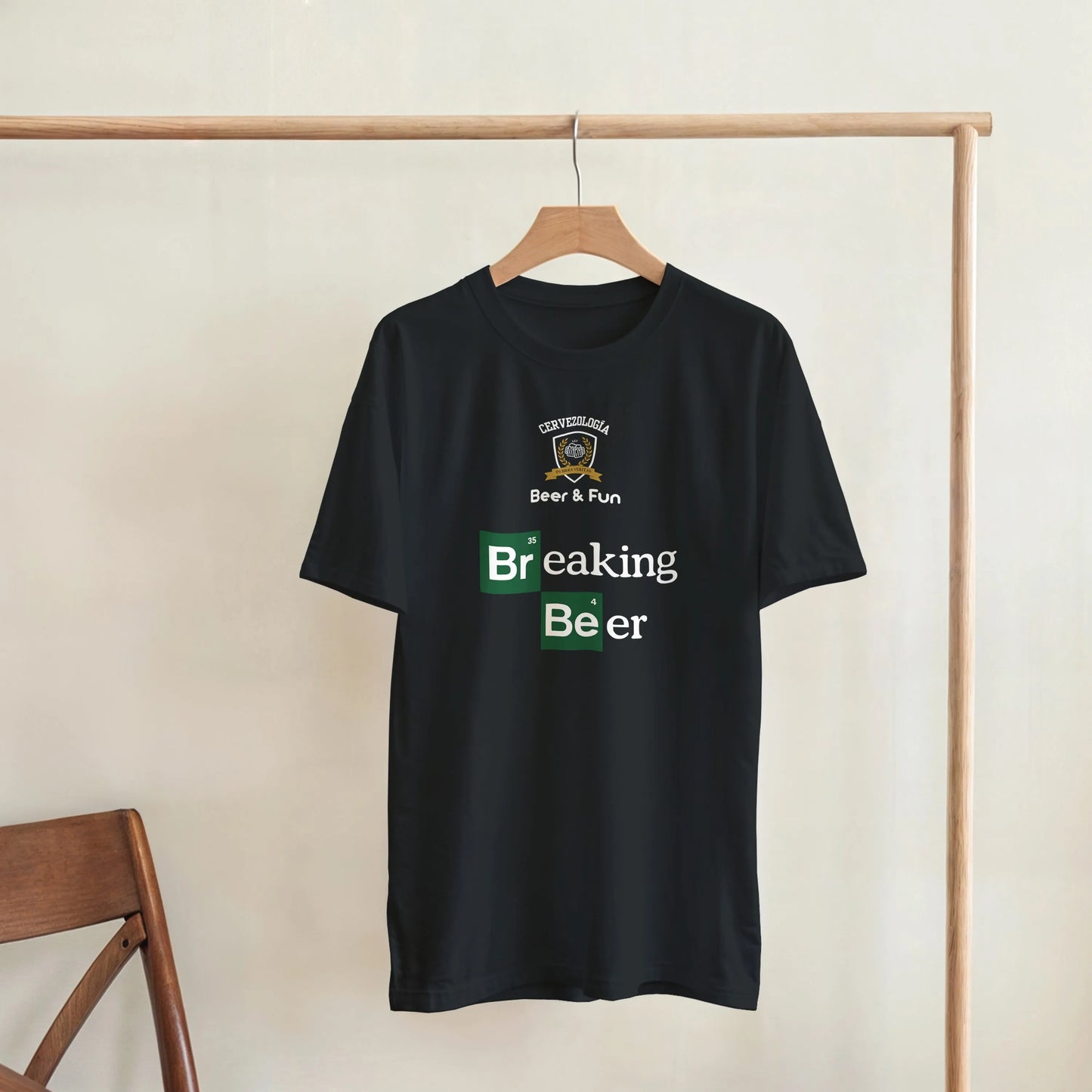 Camiseta negra con estampado “Breaking Beer” en verde, motivo central frontal
