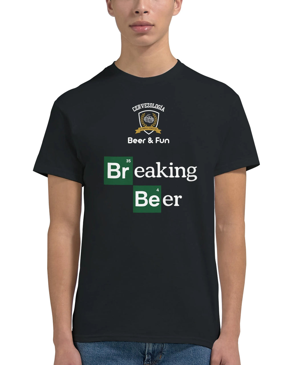 Camiseta negra con cuello redondo y estampado “Breaking Beer” en verde